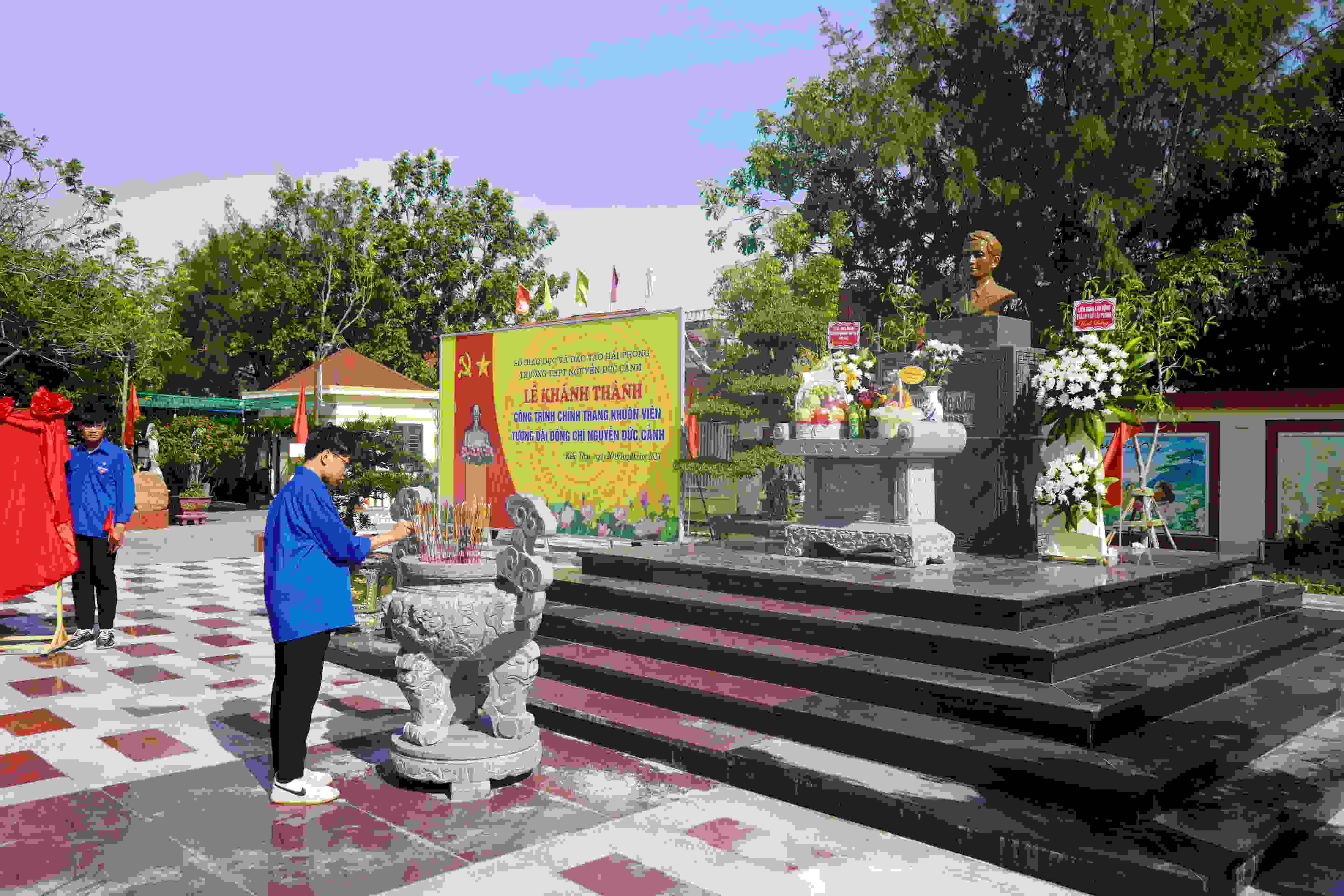 Công trình chỉnh trang khuôn viên tượng đài đồng chí Nguyễn Đức Cảnh. Ảnh: Mai Dung