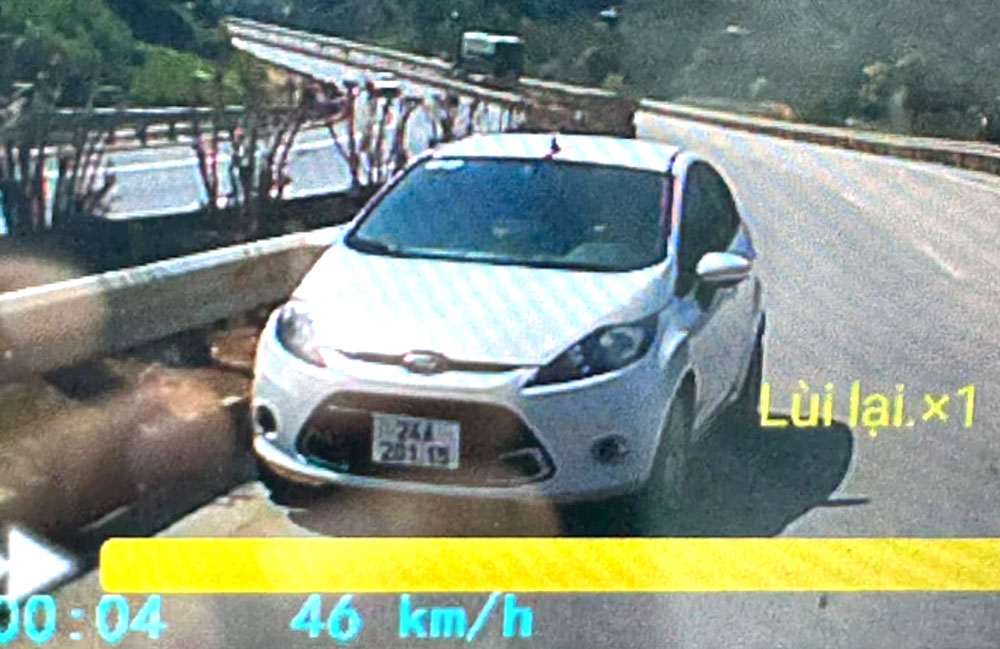 Hình ảnh ô tô con đi ngược chiều trên cao tốc Nội Bài - Lào Cai. Ảnh chụp màn hình