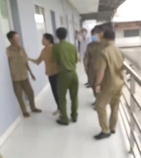 Ngay sau khi bà D. uống thuốc tự tử, người nhà bà D. đến Trung tâm Y tế huyện Phước Long đòi gặp Ban giám đốc nói chuyện. Ảnh: Từ clip
