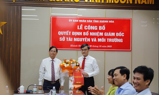 Chủ tịch Khánh Hòa Nguyễn Tấn Tuân trao quyết định bổ nhiệm cho ông Vũ Chí Hiếu (phải). Ảnh: Hữu Long