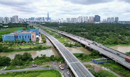 Toàn cảnh đường song hành cao tốc TPHCM - Long Thành - Dầu Giây. Ảnh: Hữu Chánh