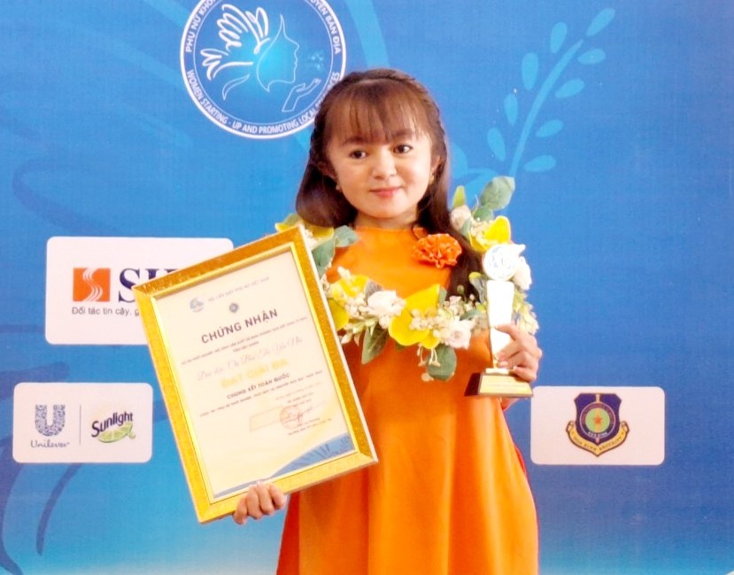 Mô hình sản xuất và kinh doanh hoa sáp của chị Bùi Thị Yến Nhi đạt giải 3 cuộc thi “Phụ nữ khởi nghiệp, phát huy tài nguyên bản địa” năm 2023 do Trung ương Hội LHPN Việt Nam tổ chức. Ảnh: NVCC