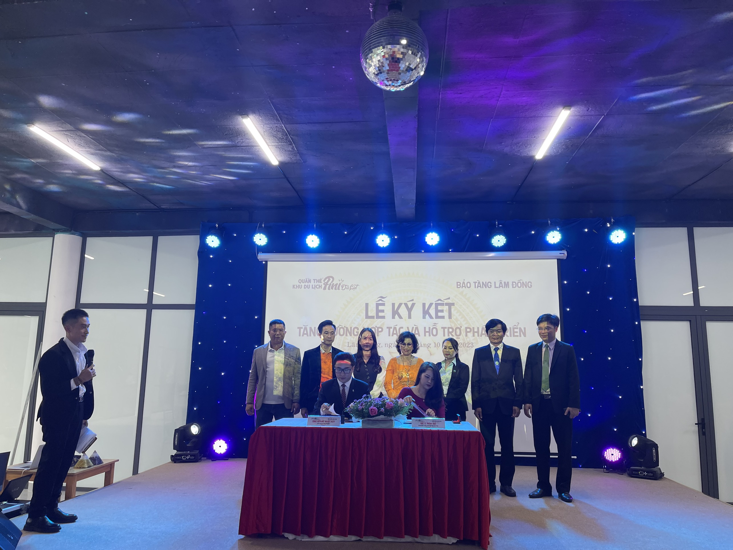 Bảo tàng Lâm Đồng, Quần thể Khu du lịch PINI và Trường Đại học Yersin Đà Lạt cùng nhau ký kết biên bản ghi nhớ. Ảnh: Mai Hương