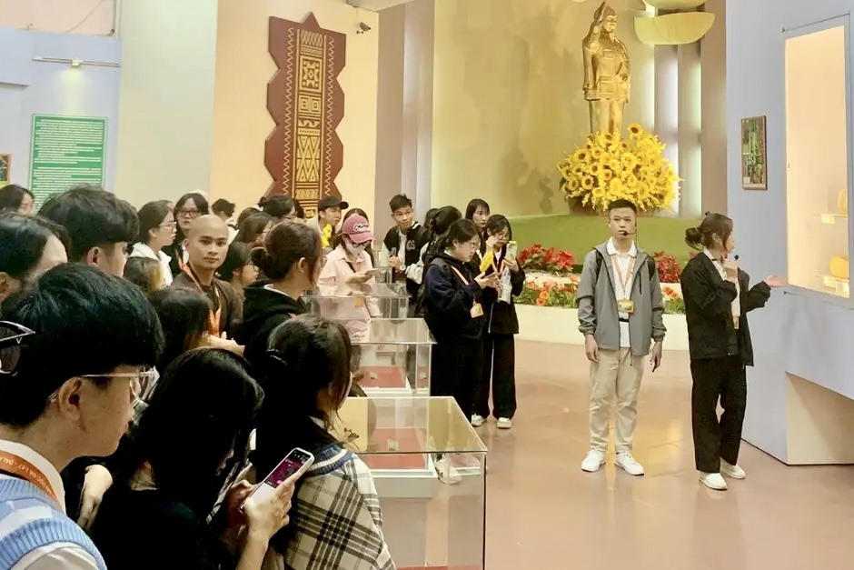 Đoàn sinh viên thực hành nghiệp vụ hướng dẫn viên tại Bảo tàng Lâm Đồng hồi giữa tháng 10. Ảnh: Bảo tàng Lâm Đồng