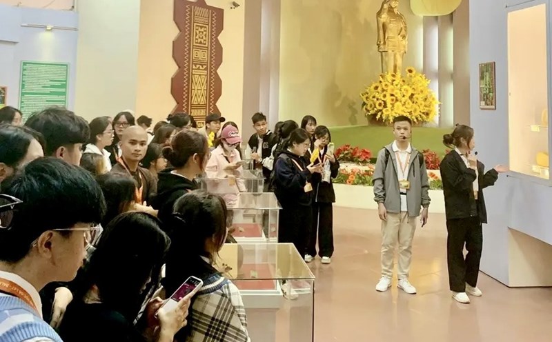 Đoàn sinh viên thực hành nghiệp vụ hướng dẫn viên tại Bảo tàng Lâm Đồng hồi giữa tháng 10. Ảnh: Bảo tàng Lâm Đồng