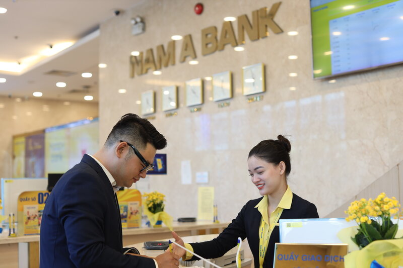 KH giao dịch tại Nam A Bank. Ảnh: Vinh Nguyễn 