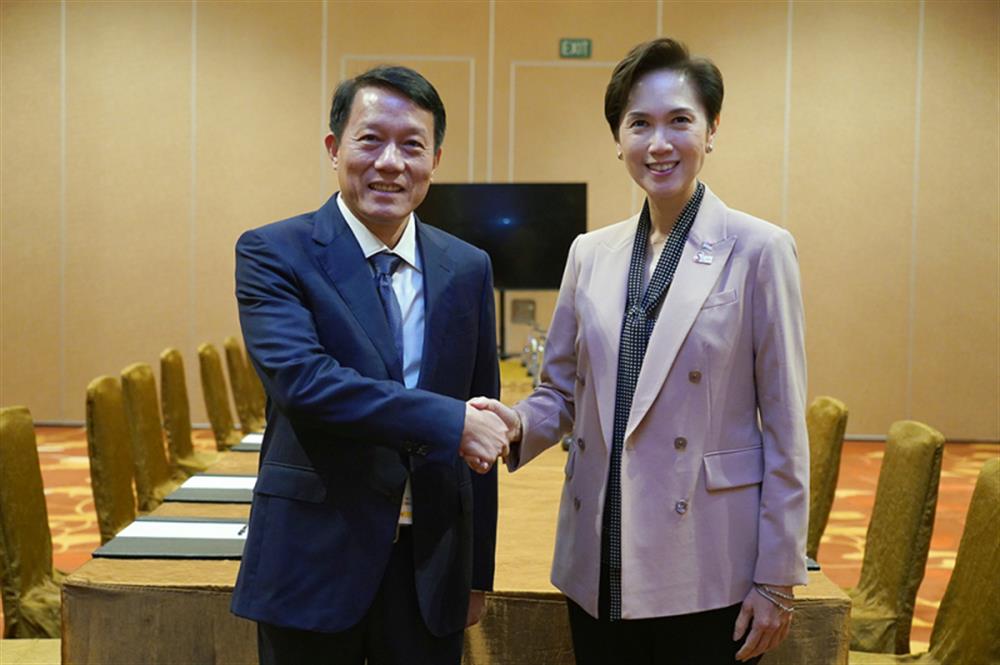 Thứ trưởng Lương Tam Quang và bà Josephine Teo. Ảnh: Bộ Công an