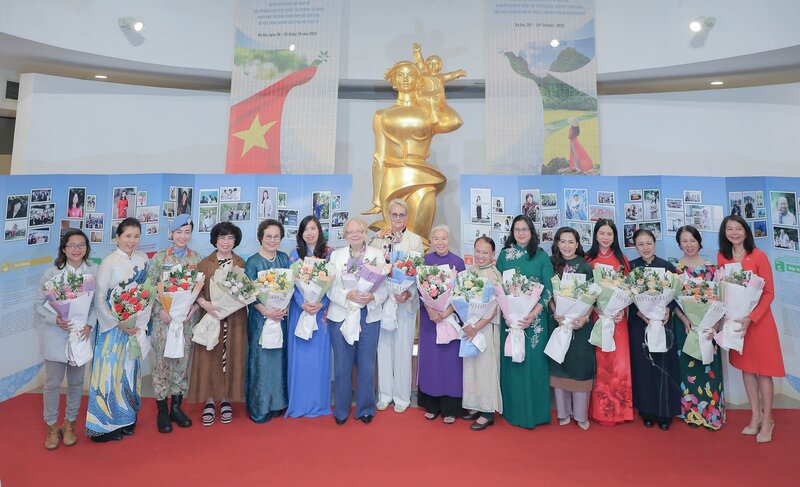 Các cá nhân được vinh danh “17 Gương mặt hành động Việt Nam vì sự phát triển bền vững” tại khai mạc triển lãm, sáng 20/10 tại Bảo tàng Phụ nữ Việt Nam, Hà Nội.