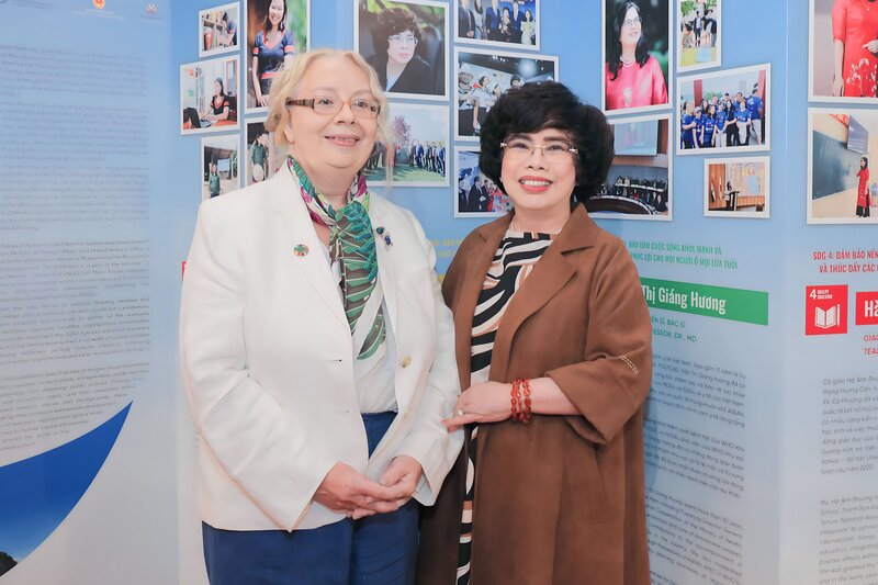 Anh hùng Lao động Thái Hương, 1 trong 17 Gương mặt hành động vì sự phát triển bền vững của Việt Nam, chụp ảnh lưu niệm cùng bà Tatiana Valovaya, Tổng Giám đốc Văn phòng Liên hợp quốc tại Geneva. Ảnh: Diễm Huyền