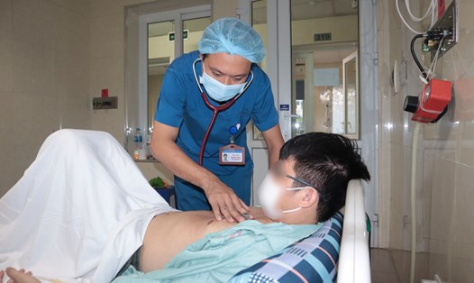 Bác sĩ kiểm tra sức khoẻ cho bệnh nhânn H. Ảnh: Bệnh viện cung cấp