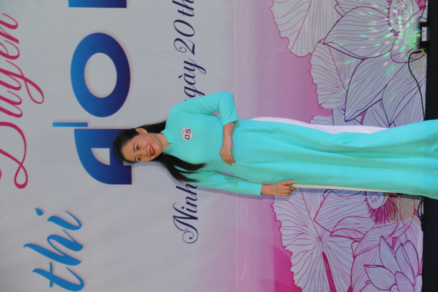 Rời bộ đồ nhân viên tạp vụ, lần đầu chị Nguyễn Thị Linh được trải nghiệm thể hiện mình thướt tha trong tà áo dài.Ảnh: Phương Linh