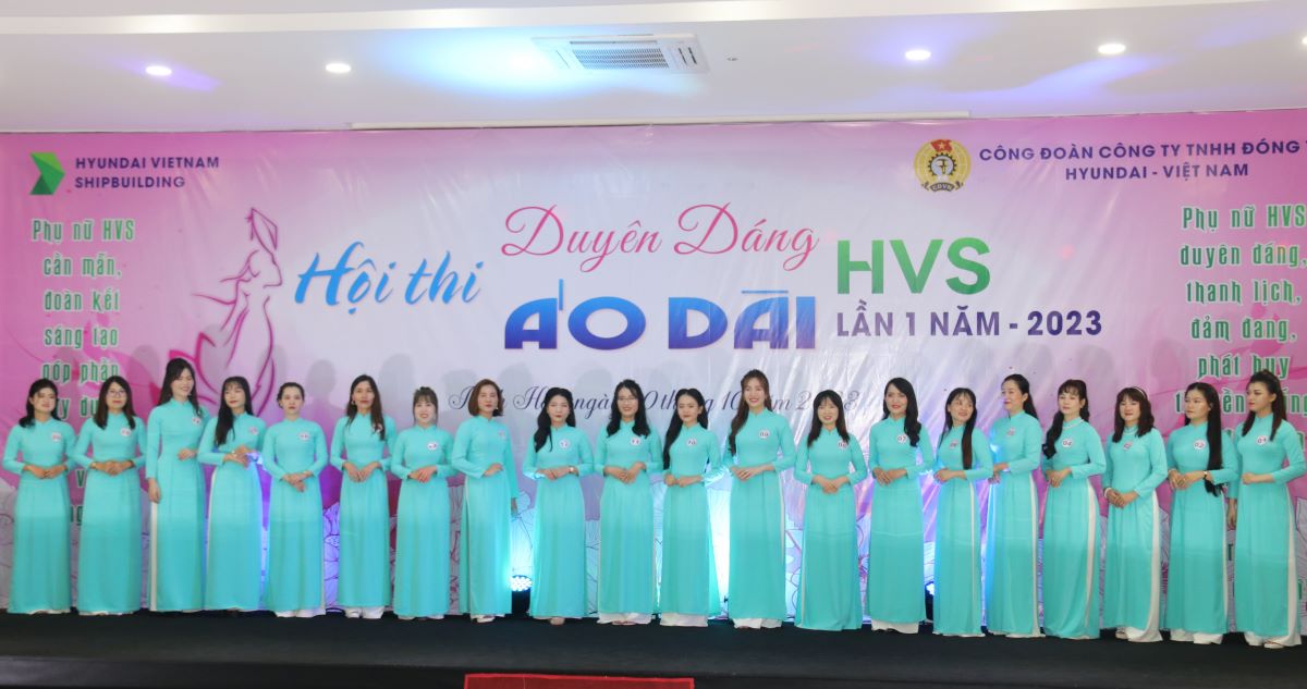 Vượt qua vòng sơ khảo 20 nữ đoàn viên của Công ty HVS tham gia thi duyên dáng áo dài HVS lần thứ I. Ảnh: Phương Linh