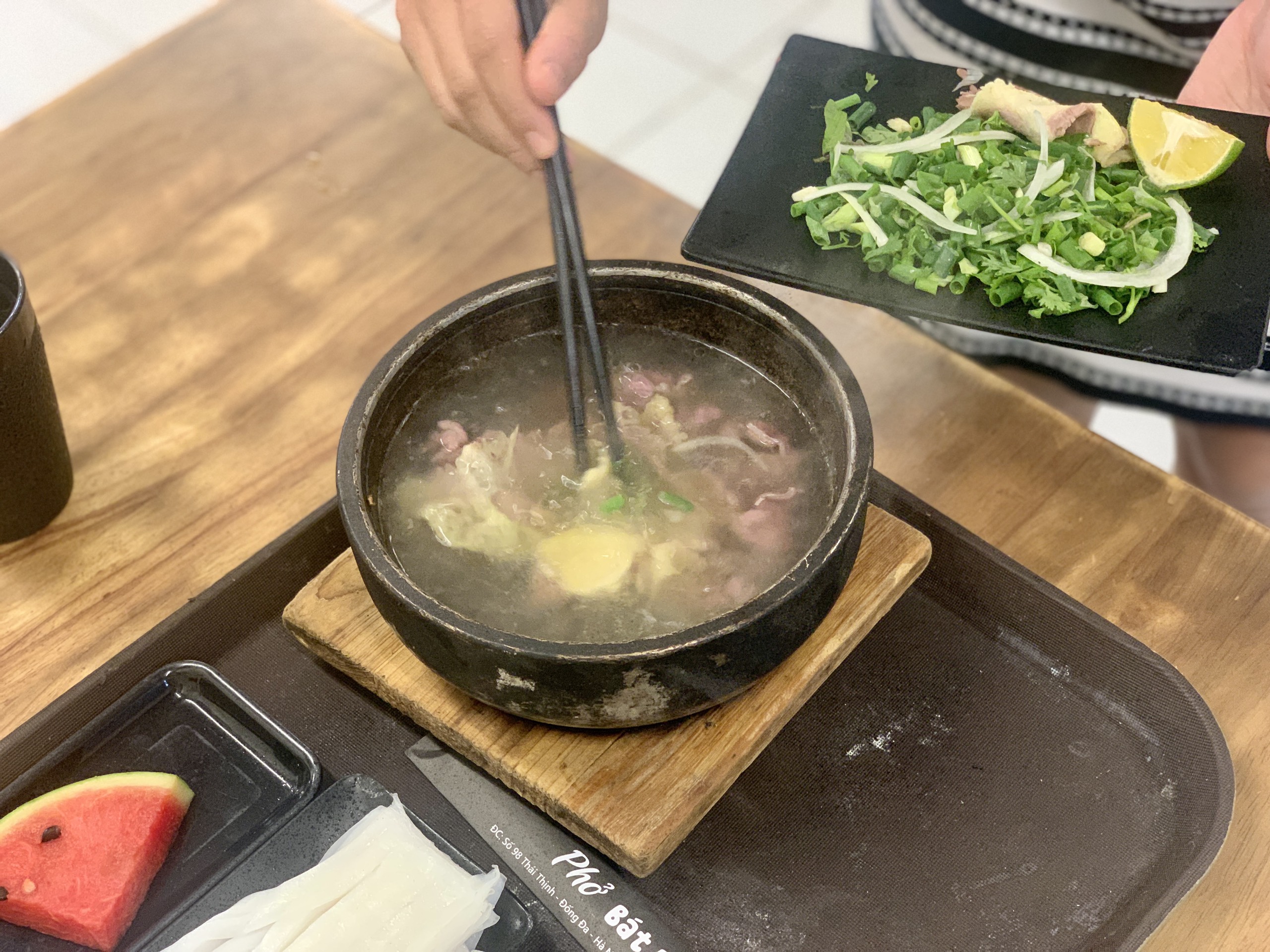 Bát đá được nung khoảng 200 - 300 độ C trước khi mang ra cho khách. Ảnh: Nhật Minh