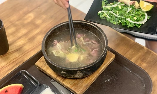 Bát đá được nung khoảng 200 - 300 độ C trước khi mang ra cho khách. Ảnh: Nhật Minh