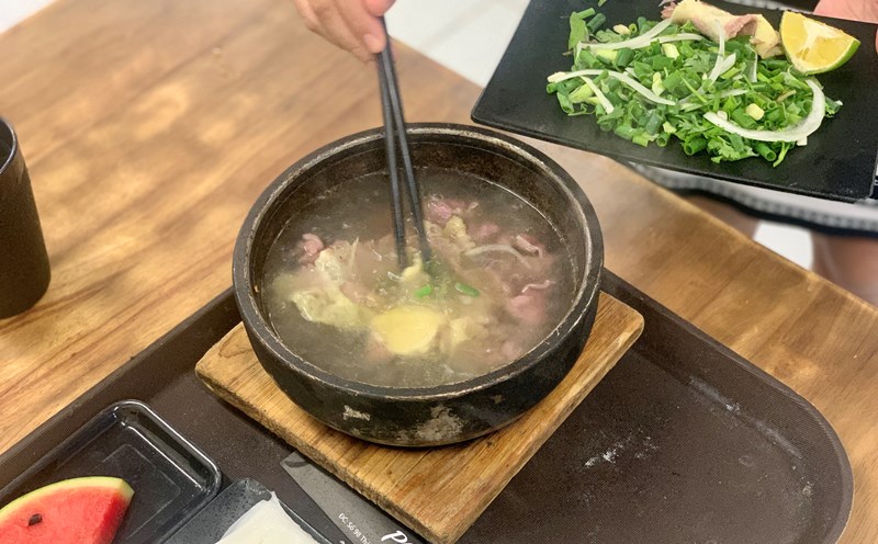 Bát đá được nung khoảng 200 - 300 độ C trước khi mang ra cho khách. Ảnh: Nhật Minh