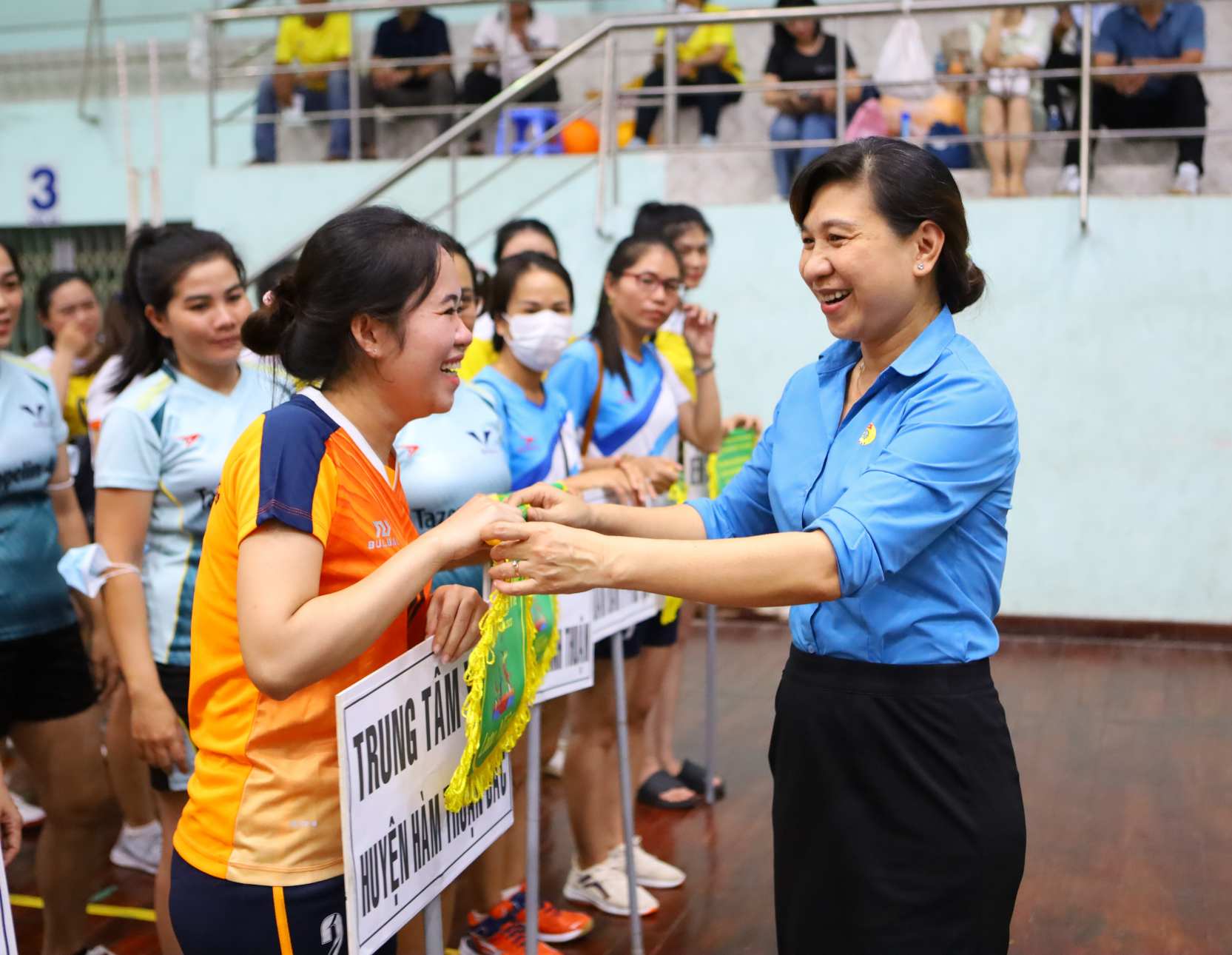 Bà Nguyễn Thị Xuân Loan, Chủ tịch CĐN Y tế Bình Thuận tặng cờ lưu niệm cho các đội tham dự. Ảnh: Duy Tuấn