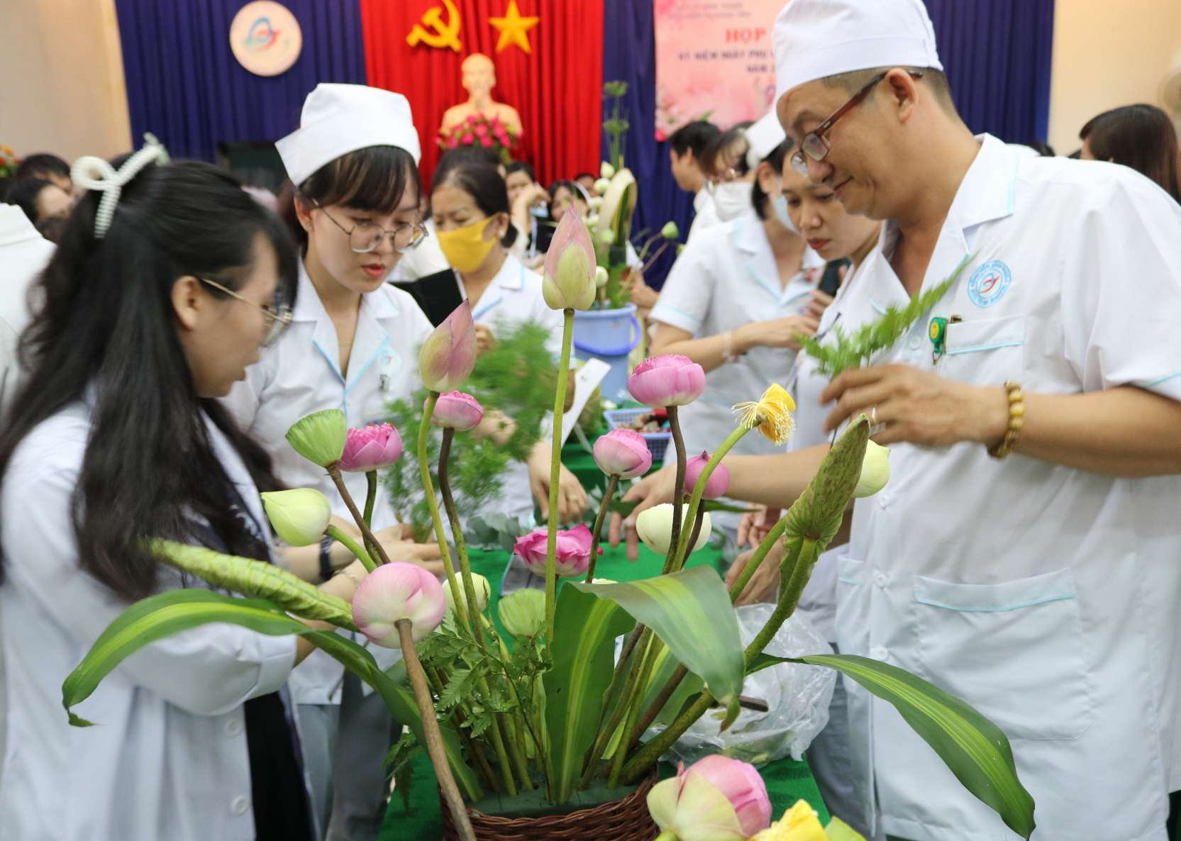 Các y, bác sĩ Bệnh viện đa khoa tỉnh Bình Thuận thi cắm hoa. Ảnh: Duy Tuấn