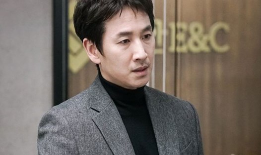 Ảnh đế Lee Sun Kyun đứng trước nguy cơ sụp đổ sự nghiệp vì bê bối nghi sử dụng chất cấm. Ảnh: NSX