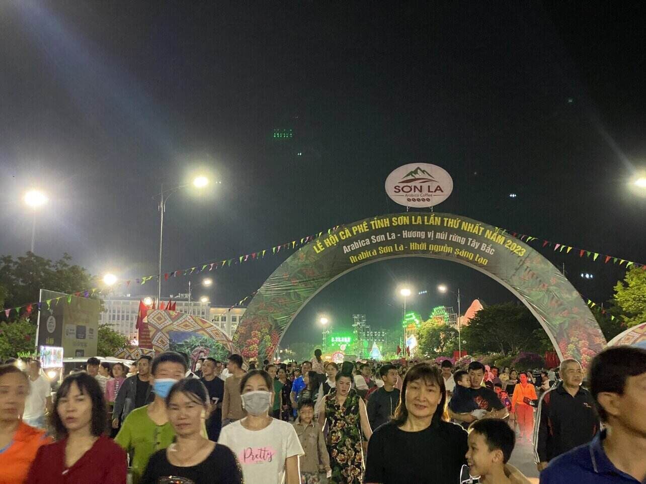 Nhiều người dân, du khách thích thú tham gia lễ hội cà phê tỉnh Sơn La. Ảnh: Minh Thành