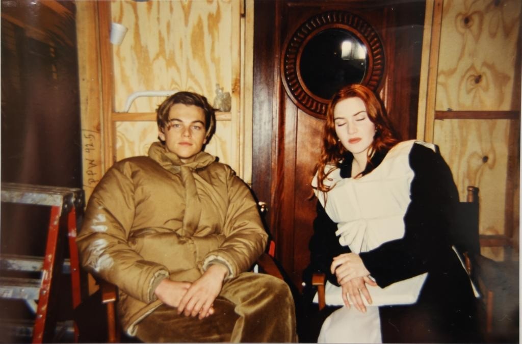 Leonardo DiCaprio và Kate Winslet ngồi nghỉ trong hậu trường. Ảnh: Nhà sản xuất