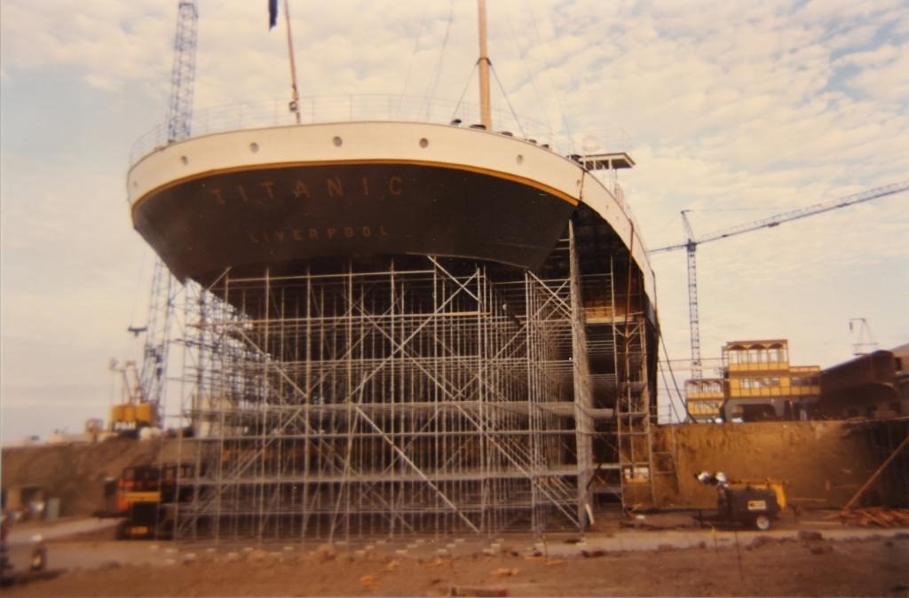 Hình ảnh thân tàu Titanic được đoàn phim xây dựng quy mô. Ảnh: New York Post.