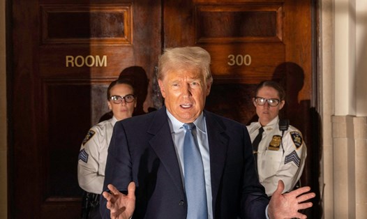 Cựu Tổng thống Mỹ Donald Trump phát biểu trước giới truyền thông khi rời tòa án ở New York, Mỹ ngày 18.10. Ảnh: AFP