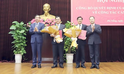 Ông Nguyễn Văn Quảng - Bí thư Thành ủy Đà Nẵng (phải), ông Lê Trung Chinh - Chủ tịch UBND thành phố Đà Nẵng (trái) tặng hoa chúc mừng 2 nhân sự mới. Ảnh: Thanh Hà
