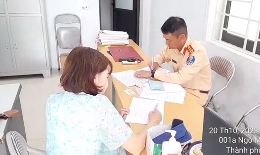 Nữ tài xế đi ngược chiều trên cao tốc Nội Bài - Lào Cai bị xử phạt 17 triệu đồng. Ảnh: Cục CSGT