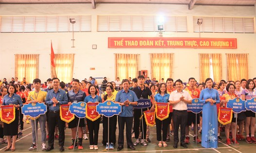 Lãnh đạo Liên đoàn Lao động tỉnh, lãnh đạo Ban Dân vận Tỉnh ủy tặng cờ lưu niệm cho các đội bóng tham gia giải. Ảnh: Ban Tuyên giáo - Nữ công 