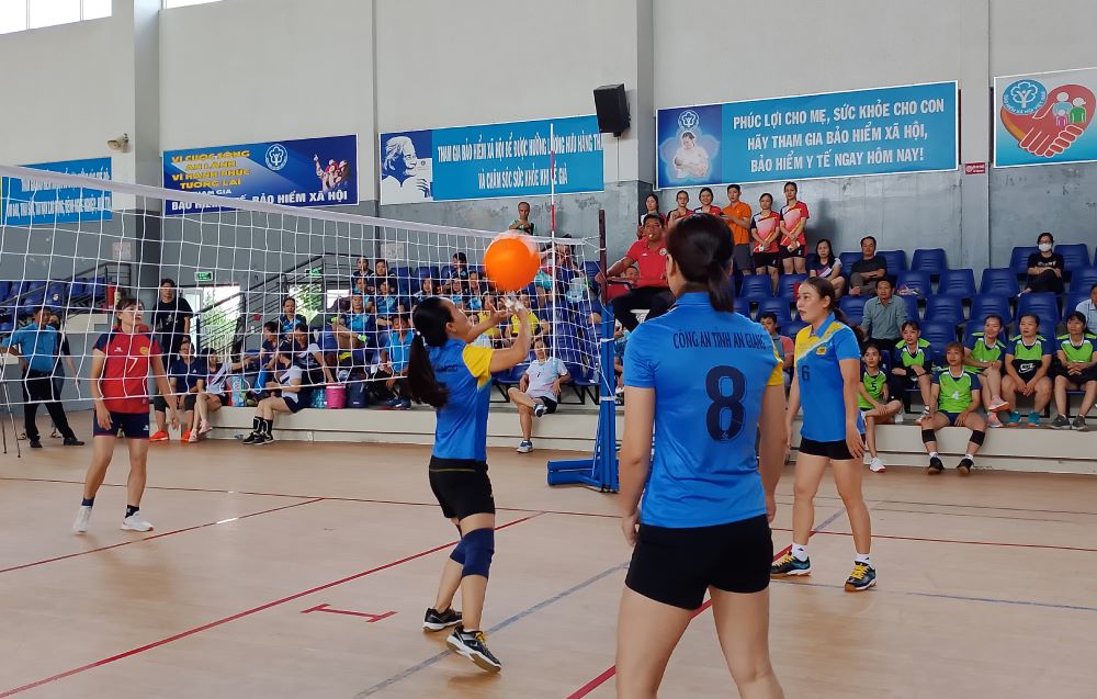 Hình ảnh thi đấu sôi nổi tại Giải bóng chuyền nữ công nhân viên chức lao động tỉnh An Giang lần thứ I năm 2023. Ảnh: Lục Tùng
