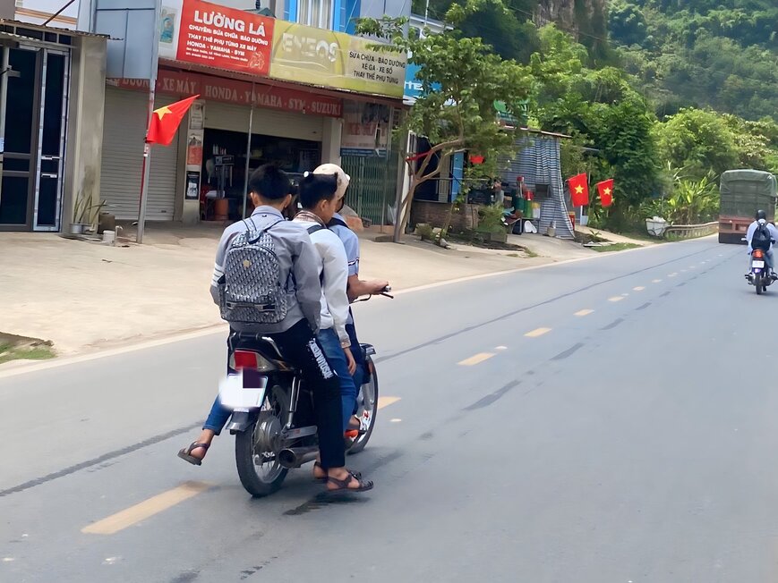 Tình trạng học sinh không đội mũ bảo hiểm tiềm ẩn nguy cơ mất an toàn giao thông. Ảnh: Minh Thành