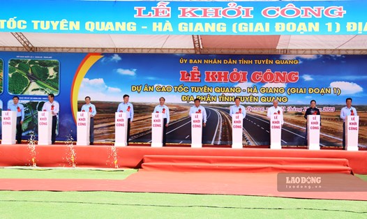 Các đại biểu thực hiện nghi thức khởi công dự án cao tốc Tuyên Quang - Hà Giang (giai đoạn 1), đoạn qua địa phận tỉnh Tuyên Quang. Ảnh: Nguyễn Tùng.