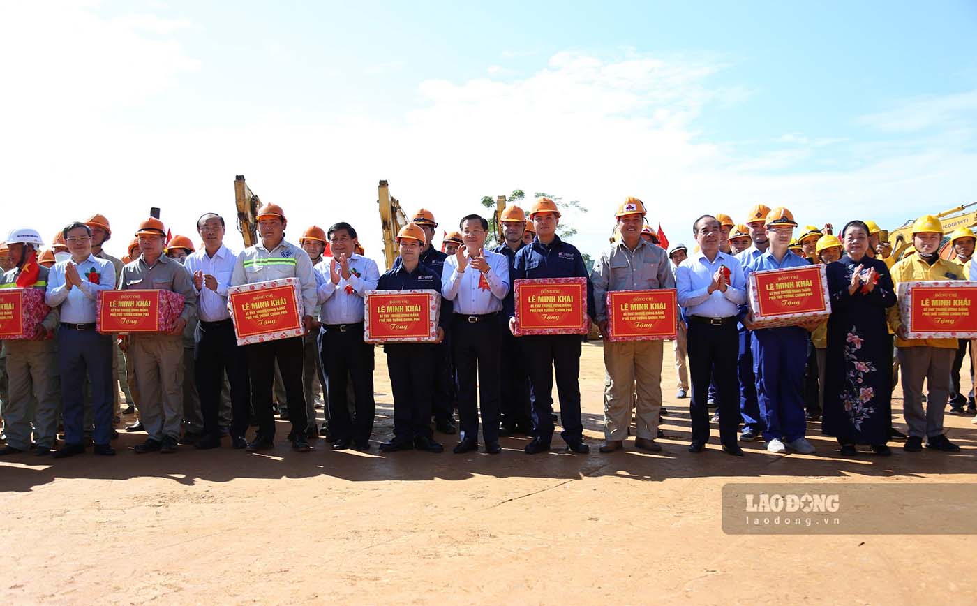 Phó Thủ tướng Lê Minh Khái tặng quà cho các nhà thầu thi công dự án cao tốc Tuyên Quang - Hà Giang. Ảnh: Nguyễn Tùng.