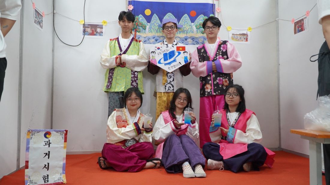 Nhiều sinh viên thích thú với trang phục truyền thống Hàn Quốc. Ảnh: Chân Phúc