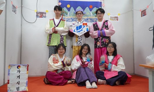 Nhiều sinh viên thích thú với trang phục truyền thống Hàn Quốc. Ảnh: Chân Phúc