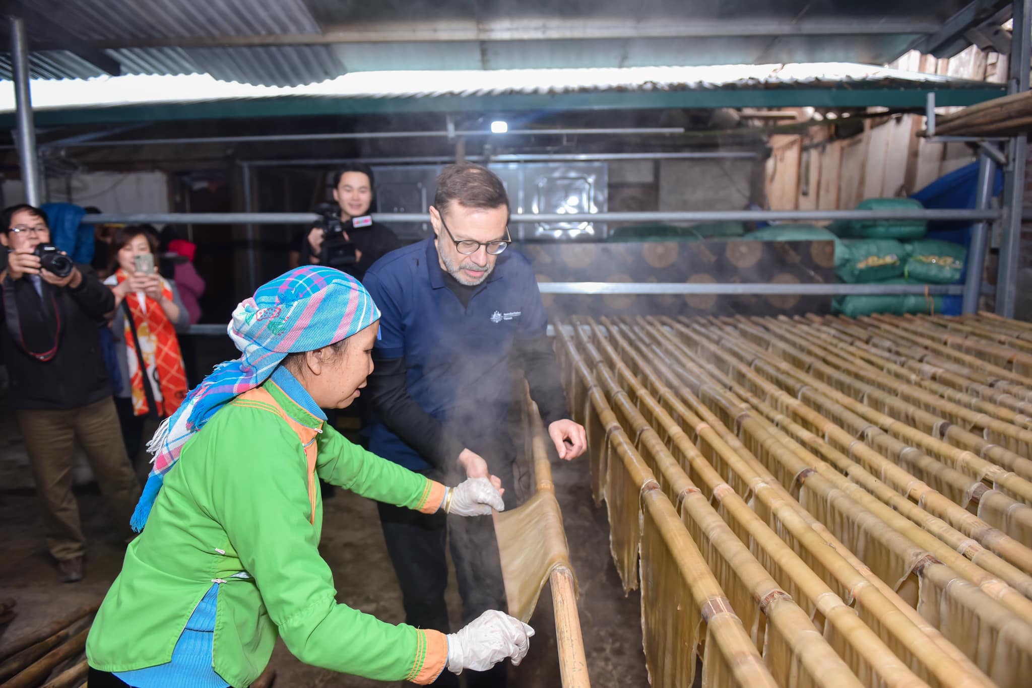 Đại sứ Australia tại Việt Nam Andrew Goledzinowski trong chuyến thăm các đối tác của GREAT tại tỉnh Lào Cai. Ảnh: Thanh Hà