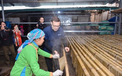 Đại sứ Australia tại Việt Nam Andrew Goledzinowski trong chuyến thăm các đối tác của GREAT tại tỉnh Lào Cai. Ảnh: Thanh Hà