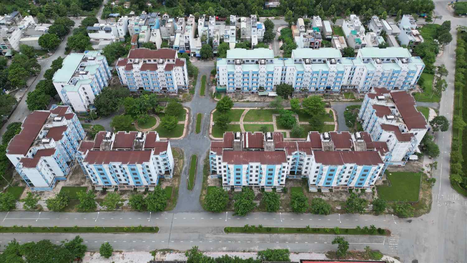  Khu tái định cư tọa lạc tại huyện Bình Chánh được xây dựng với tổng kinh phí hơn 1.000 tỉ đồng, dành để bố trí tái định cư cho các hộ dân bị giải phóng mặt bằng tại các dự án trên địa bàn thành phố từ năm 2012.