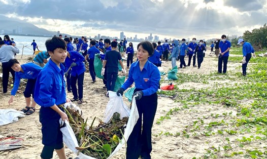 Hơn 2000 đoàn viên, thanh niên TP Đà Nẵng đã cùng nhau chung tay dọn vệ sinh dọc các bãi biển ở quận Thanh Khê và Liên Chiểu (TP Đà Nẵng). Ảnh: Nguyễn Linh