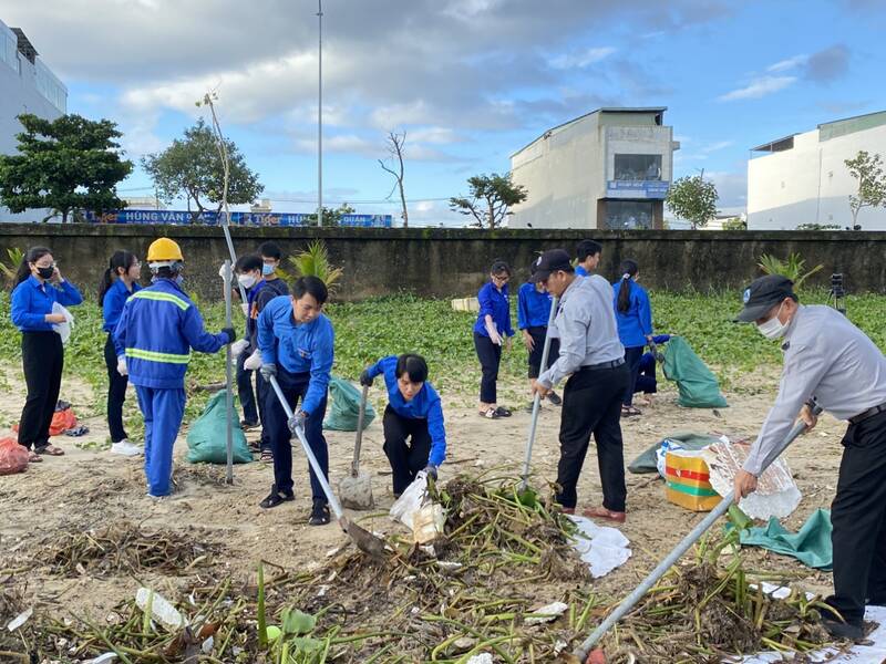 Sau mưa, lũ bờ biển Đà Nẵng xuất hiện hàng tấn rác thải gây mất mỹ quan đô thị. Ảnh: Nguyễn Linh