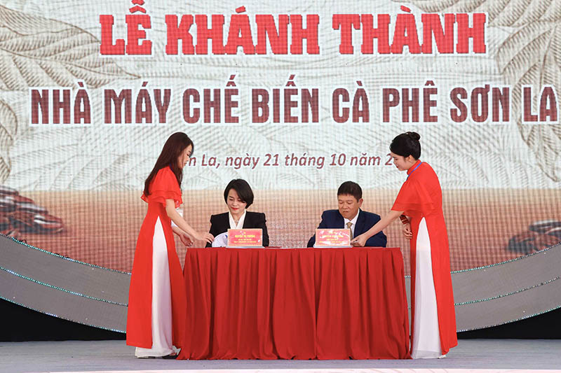 Tổng Giám đốc WinCommerce và Chủ tịch HĐQT Công ty CP Chế biến Cà phê Sơn La ký kết Biên bản ghi nhớ. Ảnh: WinCommerce