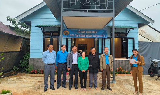 Căn nhà mới được xây dựng từ hỗ trợ của LĐLĐ tỉnh Lâm Đồng và đồng nghiệp, người thân chị K'Khuyên. Ảnh: ĐT