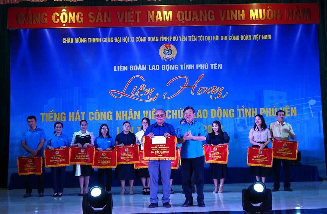 Ban tổ chức trao giải nhất toàn đoàn thuộc về LĐLĐ huyện Sơn Hòa. Ảnh: Mạnh Tuấn