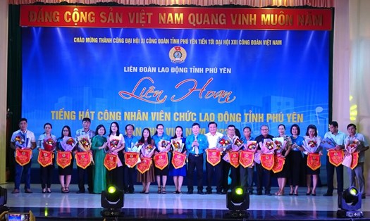 Lãnh đạo LĐLĐ tỉnh Phú Yên trao cờ lưu niệm cho các đoàn tham gia liên hoan tiếng hát công nhân viên chức lao động lần thứ VII. Ảnh: Mạnh Tuấn