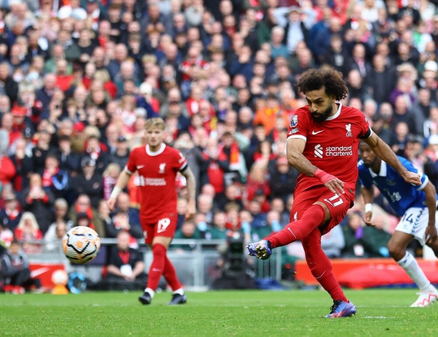 Salah thực hiện cú đá 11m thành công, cũng là bàn thứ 104 anh ghi tại sân Anfield, bằng thành tích của Kenny Daglish và Steven Gerrard. Ảnh: Telegraph