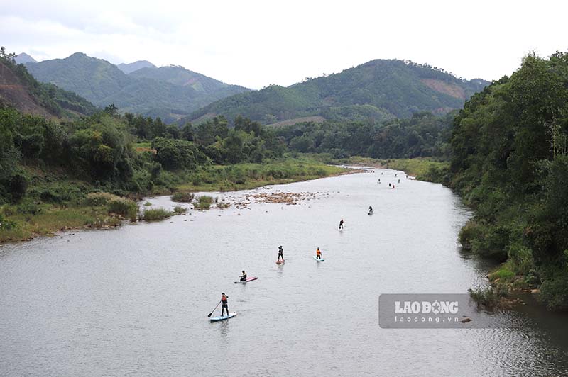 Đây lần đầu tiên hoạt động biểu diễn và trải nghiệm chèo Sup được tổ chức trên sông Tiên Yên, thuộc địa phận huyện Bình Liêu. Ảnh: La Lành