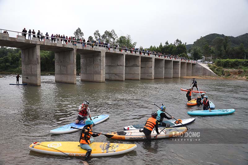 Hơn 50 vận động viên trên cả nước đã tụ hội về Bình Liêu chinh phục khúc sông có chiều dài 7km. La Nhung 
