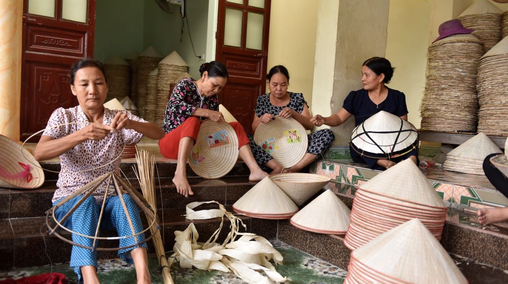 Theo nhiều người dân (ở xã Xuân Lộc, huyện Triệu Sơn, Thanh Hóa) cho biết, nghề làm nón lá tại địa phương đã có từ nhiều đời nay. Ảnh: Quách Du