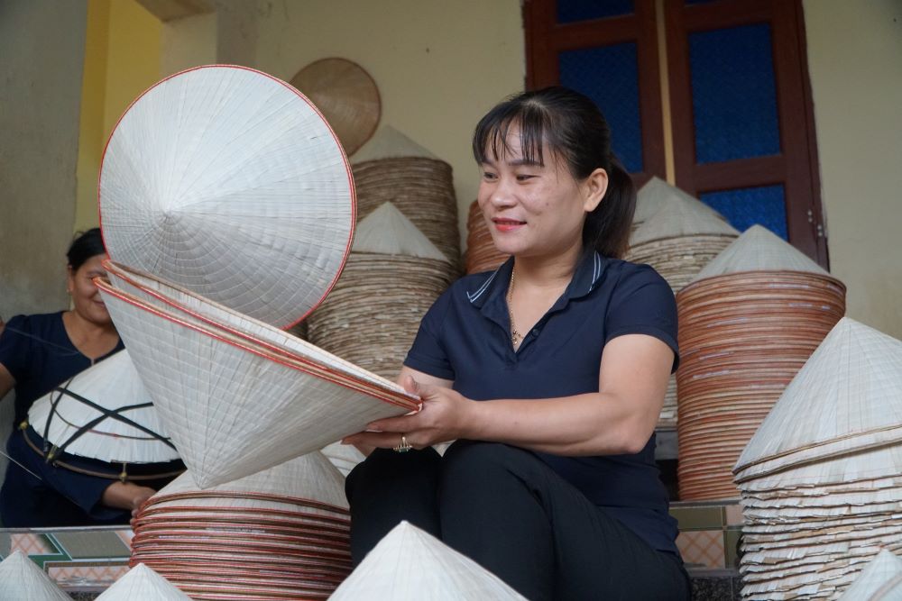 Do làm nón bằng phương pháp thủ công, nên trung bình mỗi người làm được từ 2-3 chiếc nón/ngày, mang lại thu nhập khoảng 100.000 - 120.000 đồng. Ảnh: Quách Du