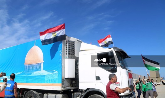 Đoàn xe tải chở hàng viện trợ nhân đạo từ Ai Cập đến Dải Gaza ngày 21.10. Ảnh: AFP